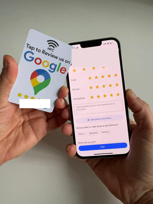 Mano sujetando la tarjeta NFC de reseñas de Google